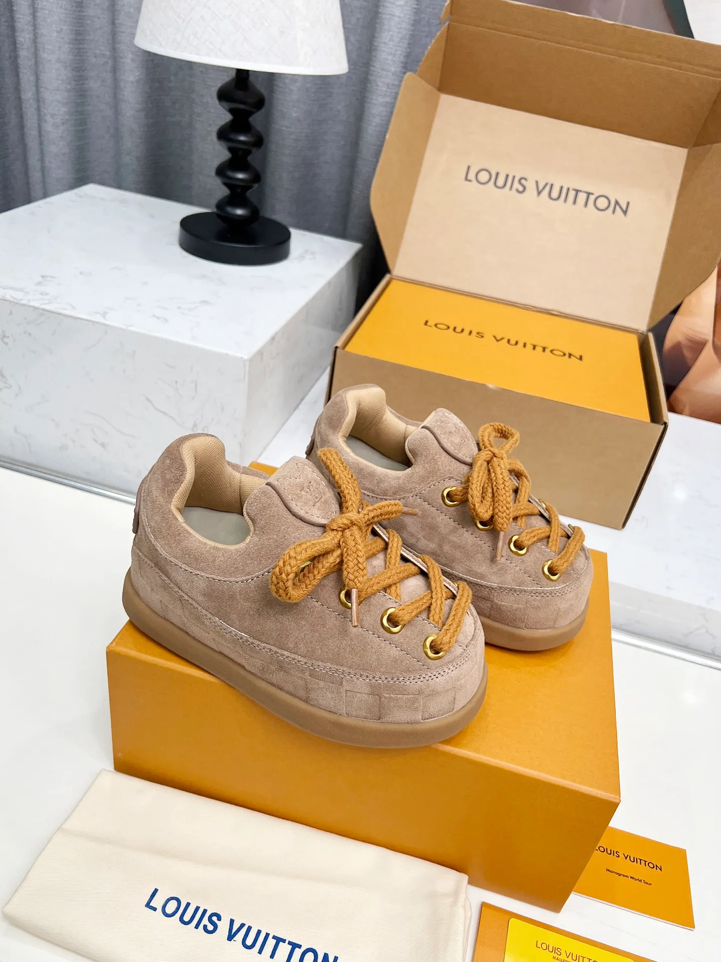 [L Family] P: 740💰 Couple model, size: women 35-41 (customized at 41 for women), 39-46 for men (customized at 45.46) The 2025 iteration of this Time Out sneaker, couple model, LV co-branded nigo, donkey brand, Louis Vuitton, ugly, cute😍Many Internet celebrities have shown off their feet, a classic and versatile item. Fabric: Imported high mercerized cow suede. Lining: high-grade elastic mesh, outsole: original molded outsole, palm print rubber outsole with hidden L letter and Monongram flower.